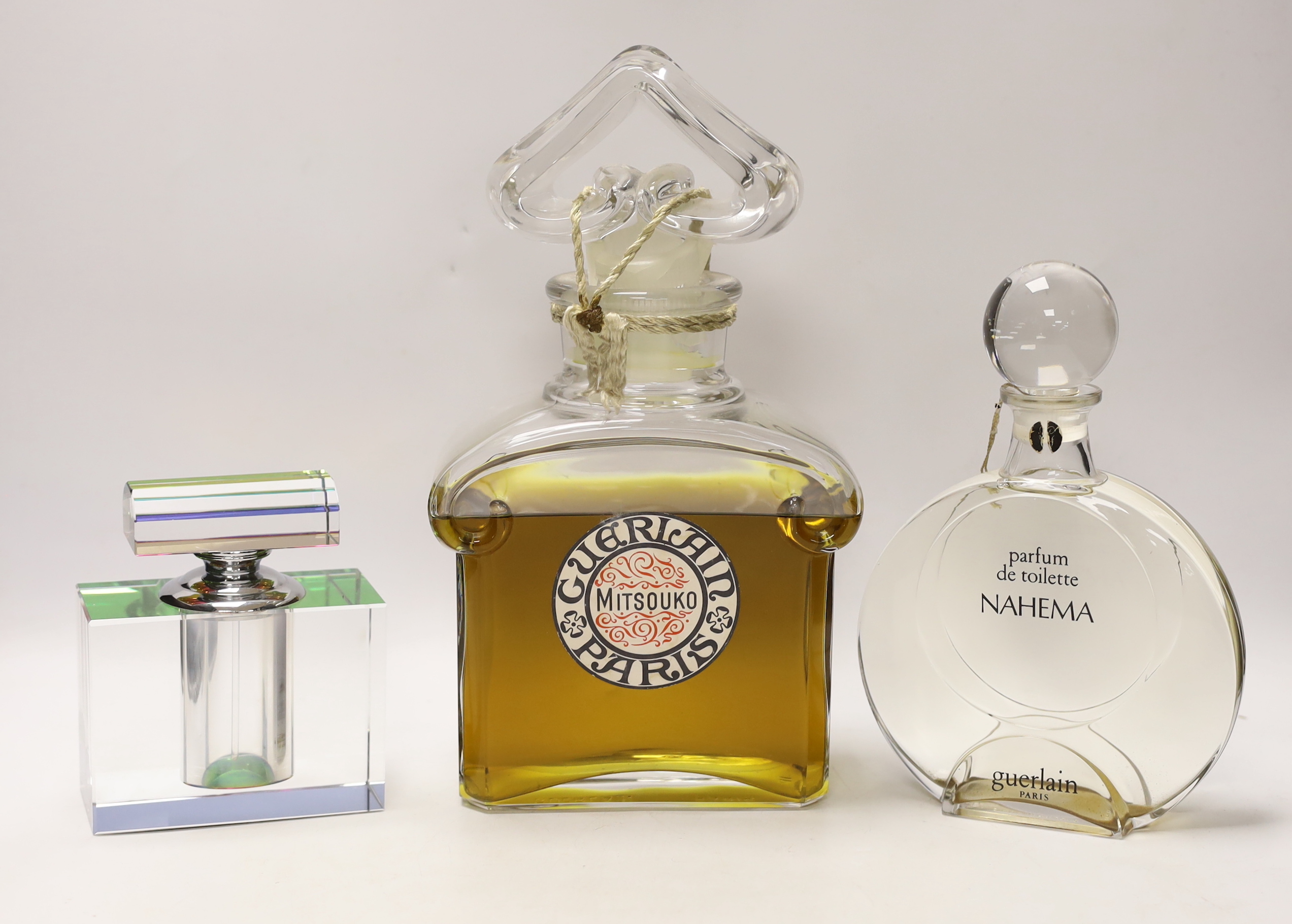 A collection of seventeen glass bottled perfumes; Guerlain Paris, Guy Laroche, Loris Azzaro, Van Cleef & Arpels, etc.